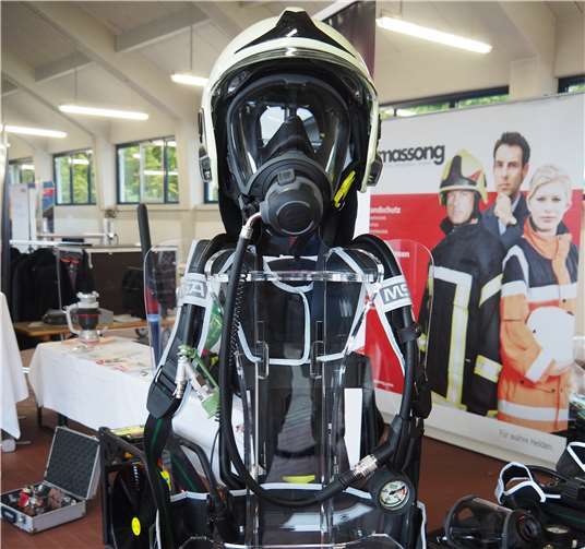 Neben fast schon antiker Feuerwehrausrüstung konnte auch die aktuelle Ausstattung beschaut werden.Fotos: HH