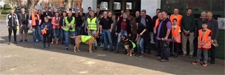 Neben fleißigen Helfern waren auch Vierbeiner im Einsatz. privat