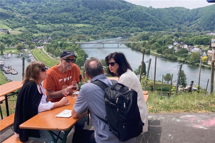 Neben fruchtigen Weinen und prickelnden Sekten galt es auch den herrlichen Panoramablick ins Moseltal zu genießen.
