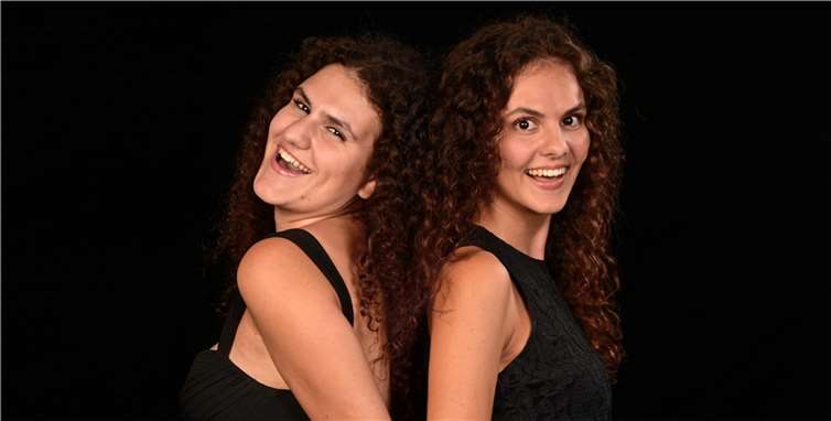 Neben ihrer solistischen Karriere verfolgen die beiden international erfolgreichen Pianistinnen auch immer wieder das gemeinsame Duo-Spiel. Foto: Amanda Holmes
