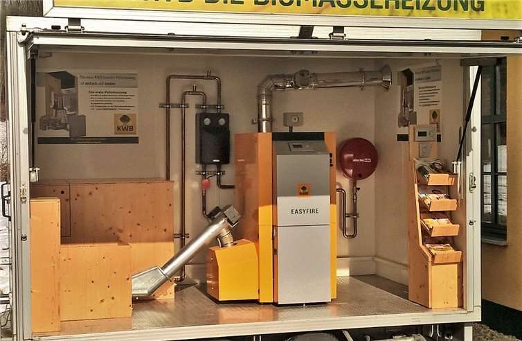 Neben jeder Menge Anregungen und Fördermitteltipps zum Thema Heizen und erneuerbare Energien, stellt der SHK-Fachbetrieb Bleser auch eine Pelletheizung aus. Foto: KWB