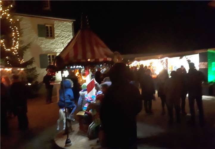 Neben lukullischen Angeboten gab es auch selbst gefertigte Kunstgewerbeartikel.