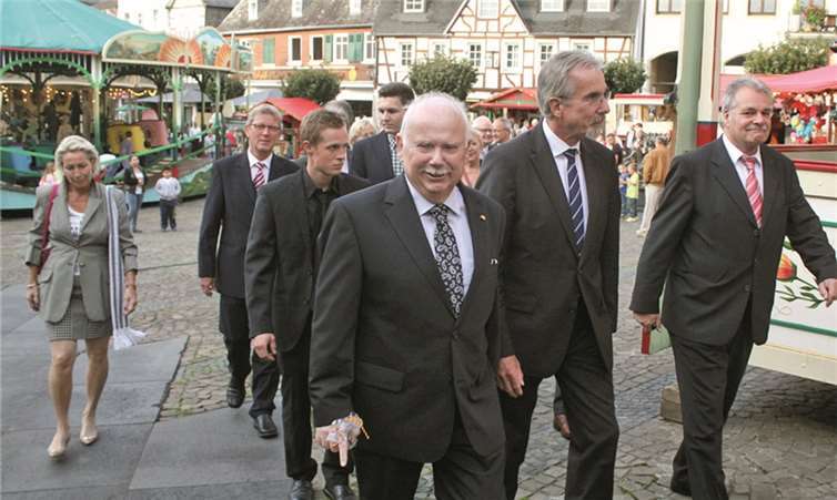 Neben seinem Nachfolger Hans-Georg Faust zog Altbürgermeister Adi Buchwald zur Feierstunde in den Ratsaal ein. DL