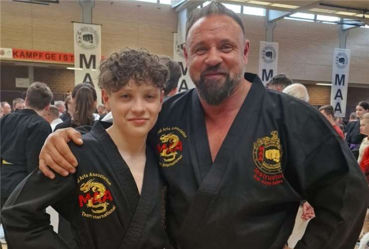 Neben seinem sozialen Engagement ist Nevio auch sportlich äußerst erfolgreich. Er trainiert regelmäßig im Vita Sports Kruft, einem anerkannten Zentrum für Kampfsport und Fitness. Dort wird er von seinem Vater Andreas Delies betreut.Foto: privat