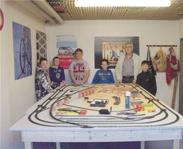 Neben tatkräftiger Hilfe ist bei der Modelleisenbahn-AG auch Zubehör gefragt. privat