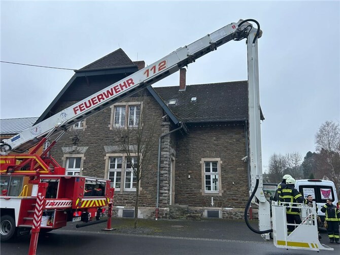 Neben theoretischen Inhalten beinhaltete die Ausbildung umfangreiche Praxisübungen.  Foto: Sven Born/ Feuerwehr VG Puderbach