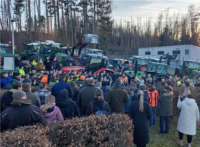 Neben ungefähr 50 Mitgliedern und Gästen aus Verbänden und Initiativen waren auch rund 300 Demonstrierende aus benachbarten Gemeinden und Kreisen angereist.  Foto: Wolfram Horn