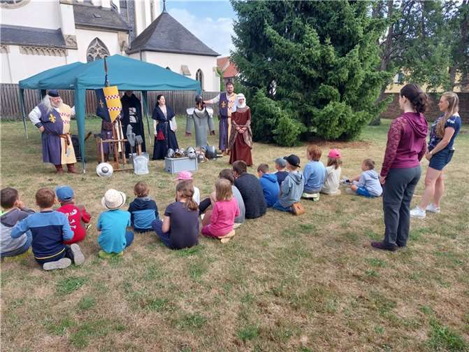 Neben verschiedenen Rüstungen und Kleidungsstücken, die auch anprobiert werden durften, konnten auch Schwerter und weitere mittelalterliche Waffen bestaunt werden.