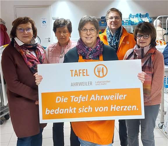 Neben vielen Lebensmitteln ist auch die stolze Summe von 1.350,00 Euro in den Gemeinden gespendet worden.  Foto: E.T. Müller