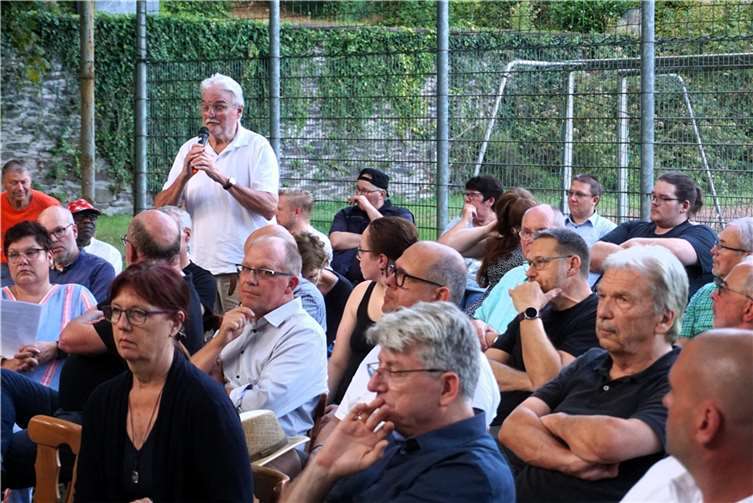 Neben vielen Unmutsäußerungen über die Kommunikationspolitik der Verantwortlichen brachte Bernhard Reuter den Kauf des Wasserkraftwerks durch die SWN ins Spiel.