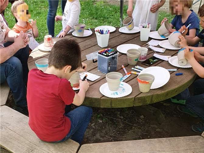 Neben vielen anderen Aktivitäten konnten die Kinder Blumentöpfe bemalen und diese dann mit Löwenmäulchen-Setzlingen bepflanzen.  Foto: Daniela Simon