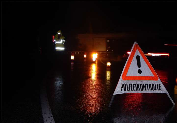 Neben zahlreichen Drogenfunden konnte die Polizei auch Steuerstraftaten, ein verbotenes Messer und einen Straftäter ausfindig machen.