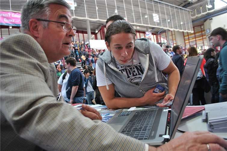 Neben zahlreichen Informationen zu Berufen und Ausbildungsmöglichkeiten im Handwerk hat die HwK-Beratung auch Praktikums- oder Lehrstellenbörsen zu den „azubi & studientagen“ mitgebracht und gibt direkt vor Ort einen Überblick.