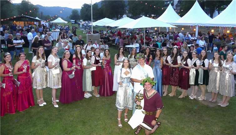 Neben zahlreichen Weinfreunden waren auch 21 Weinregentinnen von der Untermosel und Weingott Bacchus zu Gast.  Fotos: TE