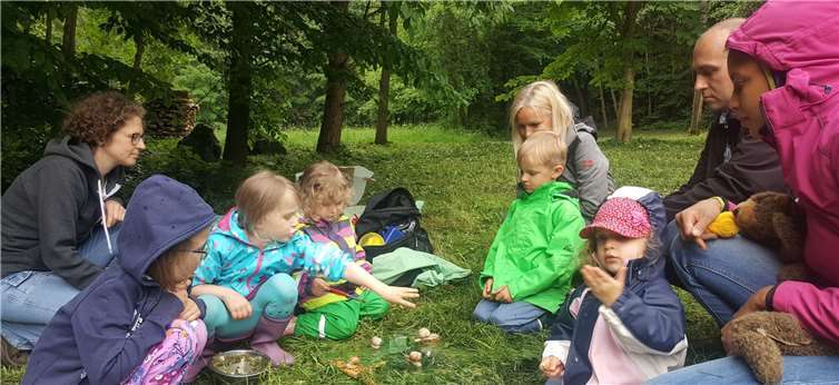 Nebenbei und spielerisch werden beim Forschen, Lauschen, Fühlen und Schnuppern die Sinne geschärft. Foto: privat