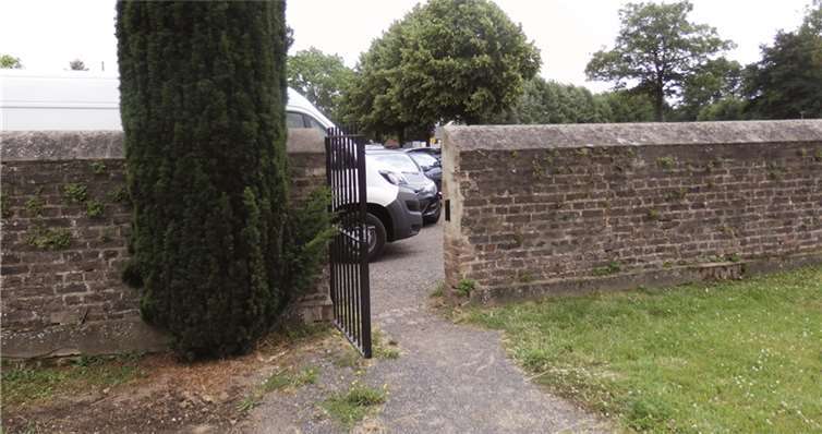 Nebeneingang des Friedhofs Miel.privat