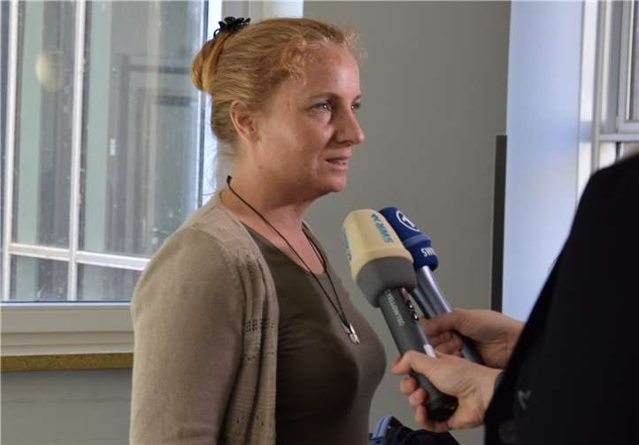 Nebenklägerin Irina Enting stellt sich den Fragen der Presse.