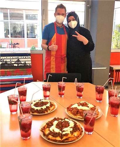 Nechla Arslan (rechts) mit HUS-Lehrer Christoph Grüber präsentierten das kleine Menü. Foto: Carmen-Sylva-Schule