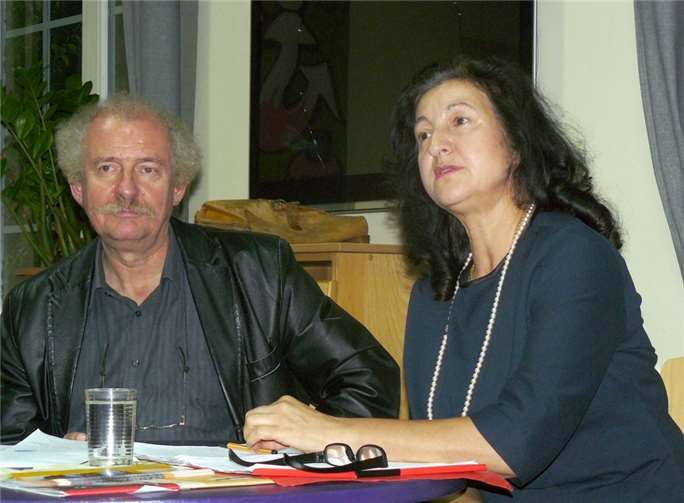 Necla Kelek (r.) mit dem AeB-Vorsitzenden Frank Bliss (l.) bei ihrem Vortrag über die Integrationspolitik in Deutschland 