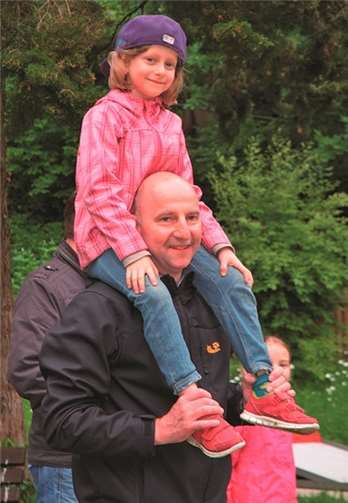 Neela hat alles im Blick.