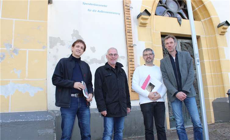 Nehmen das Großprojekt der Außenrenovierung- und Sanierung von St. Laurentius in Angriff: (v.li.) Markus Simons (Malermeister und Restaurator), Paul Radermacher (Vorsitzender Verwaltungsrat St. Laurentius), Michael Unger (Architekt) und Thomas von Stein (Architekt Bistum Trier). Im Hintergrund das „Alles für Lau“-Spendenbarometer. DU