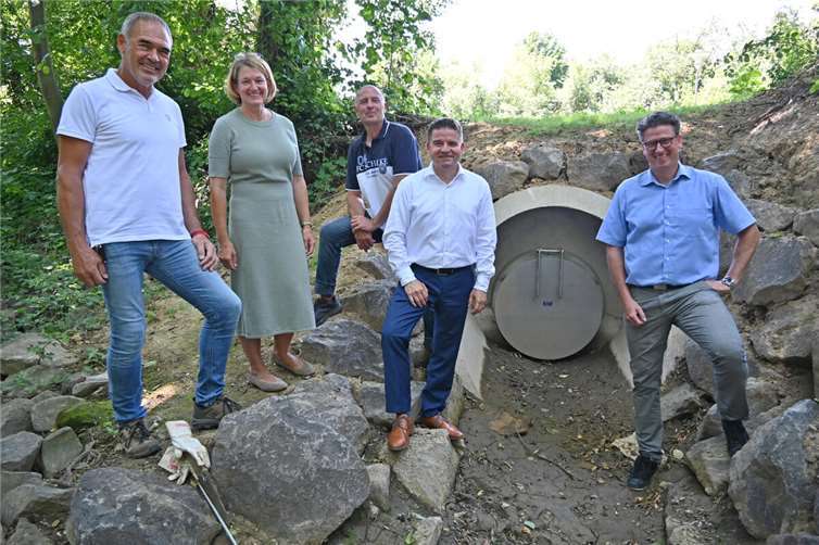 Nehmen den neuen Entlastungskanal und seinen Einlauf in die Swist in Augenschein, von links: Manfred Esper, Leiter des Regionalbüros Gelsdorf der Firma Martin Wurzel, die Technische Beigeordnete Bianca Lorenz, Peter Daube vom städtischen Fachbereich Verkehr und Grünflächen, Bürgermeister Holger Jung und René Düppen, Bereichsleiter Abwasser des Erftverbands. Foto: Stadt Meckenheim