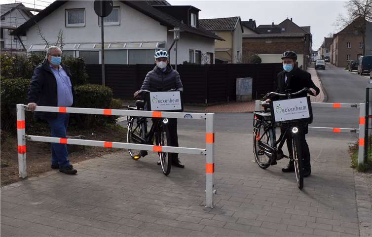 Nehmen die angepasste Umlaufsperre Höhe Mühlenstraße/Spielplatz in Augenschein, von links: Hans-Peter Eckart, Vorsitzender der ADFC-Ortsgruppe Meckenheim, Bürgermeister Holger Jung und der Technische Beigeordnete Heinz-Peter Witt.Foto: Stadt Meckenheim