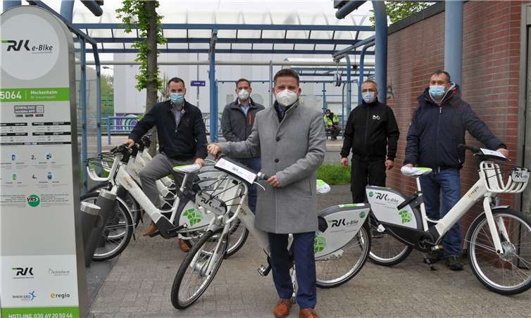 Nehmen die neue E-Bike-Station am Haltepunkt Meckenheim Industriepark in Betrieb, von links: Christian Seul von der RVK, Christian Münzer, städtischer Fachbereich Verkehr und Grünflächen, Bürgermeister Holger Jung sowie Ersun Cakir und Eduardo Meier, beide von nextbike. Foto: Stadt Meckenheim