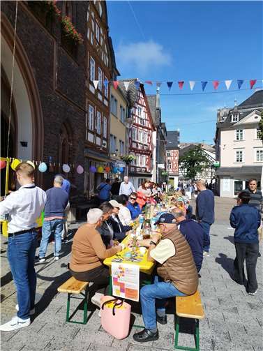 Nehmt Platz: 30 Meter war der längste Tisch Montabaurs bei der Premiere im September. Dies soll bei der Neuauflage am 24. August vor dem historischen Rathaus getoppt werden.  Foto: VG Montabaur/ Larissa Metz