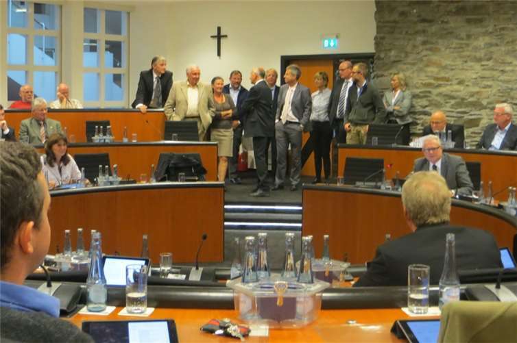 Nein, die stehenden Ratsmitglieder streiken nicht. Sie sind als Aufsichtsratsmitglieder einer städtischen Gesellschaft nur nicht berechtigt, sich selbst die Entlastung zu erteilen.mka