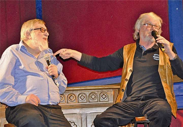 „Nein“ gesagt hat in seiner Zeit niemand vor dem Traualtar vertraute Rudi Stauf (l.) Moderator Rolf Plewa und dem Publikum an.