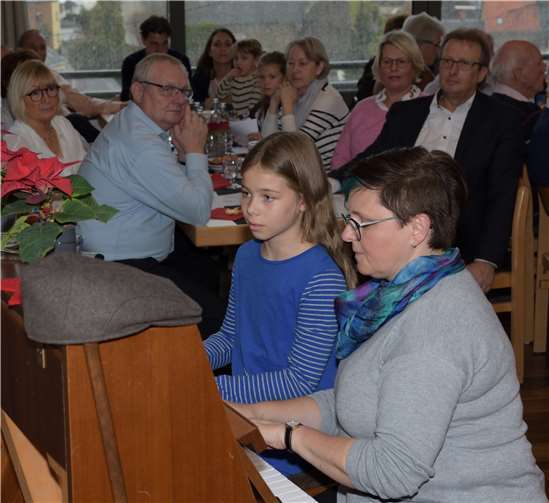 Nele Felizer unterhielt unter Leitung von Fredericke Assion-Bolwin die vielen Gäste mit weihnachtlichen Liedern am Klavier.