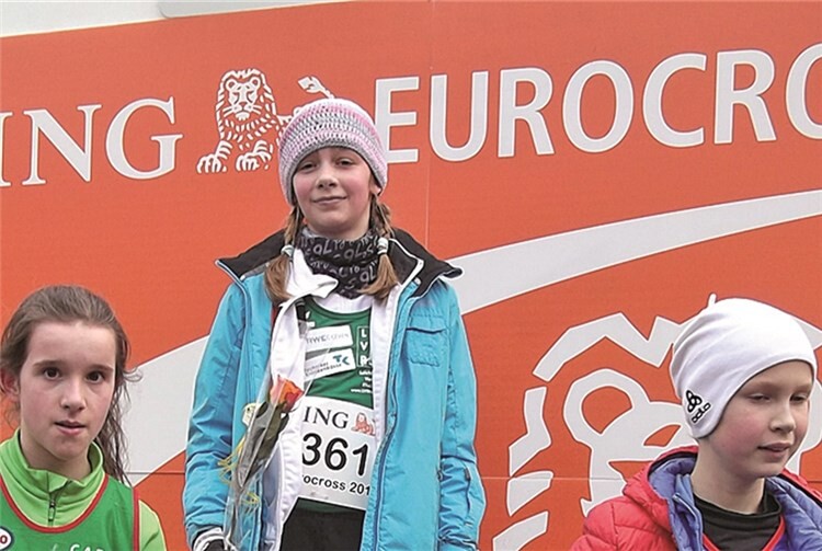 Nele Mönnig (M.) bei der Siegerehrung. privat