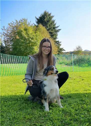 Nele Vomfell mit ihrer Mini-Australian Shepherdhündin „Merle“. Foto: privat