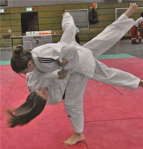 Nele demonstriert nach dem Turnier mit der Zweiten ihrer Klasse einen Harai-Goshi. T. Trimborn