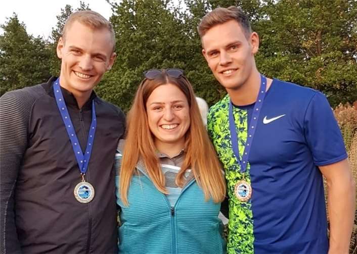 Nele mit dem Sieger (l., Weltmeister Sam Kendricks, USA) und dem Drittplatzierten (Melker Svärd Jakobsson, Schweden) des Festungsspringens in Koblenz. Foto: TSV Moselfeuer Lehmen
