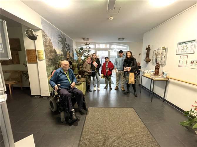 Nele und Leon, die beiden Klassensprecher der Klasse 7c sowie zwei weitere Schüler konnten die Karten endlich selbst an die Bewohner übergeben.  Foto: Jennifer Retz