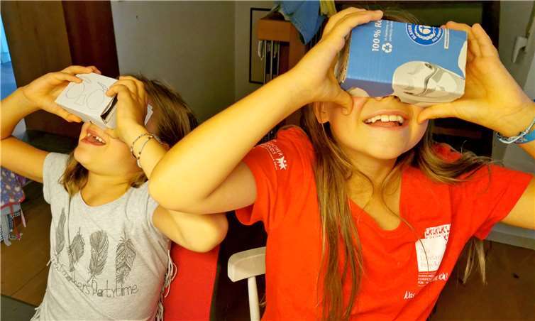 Nele und Matilda mit ihren VR-Brillen. Foto: privat
