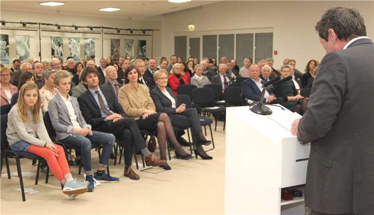 Nele van Wieringen (2.v.l.) mit ihrer Familie und Helga Gerhardus (r.), Geschäftsführerin Museen im Westerwald GmbH. Pressestelle der Kreisverwaltung