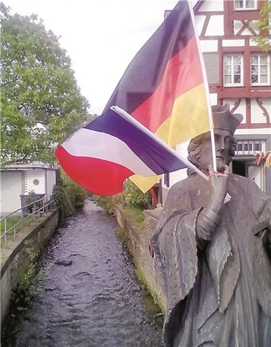 Nepomuk begrüßt die Gäste.