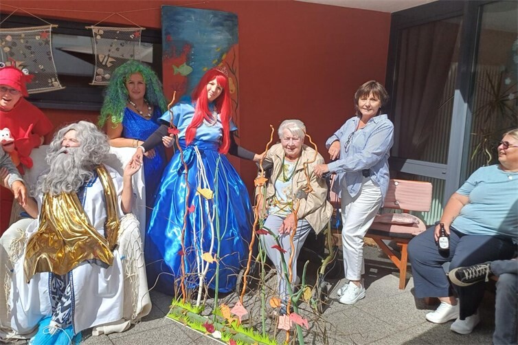 Neptun, der Herr der Meere zu Gast beim Sommerfest im Altenzentrum Ev. Marktkirchengemeinde bei guter Laune und strahlendem Sonnenschein.