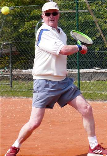 Nervenstärke bewies Mannschaftsführer Dieter Schreiber, der sein Einzel gewann.  Foto: Dietrich Rockenfeller