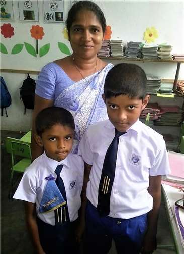 Nethula und sein Bruder Kalana in Schuluniform und Lehrerin am Anura College.