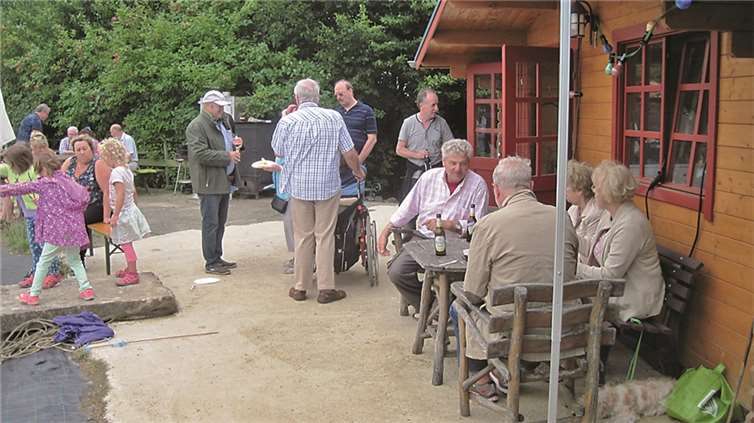 Nette Plaudereien sowie viel Spaß für Jung und Alt beim Sommerfest.  Privat