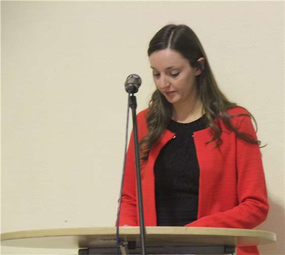 Nette kollegiale Worte fand Laura Walbröl als Vertreterin des Personalrats der Verwaltung.