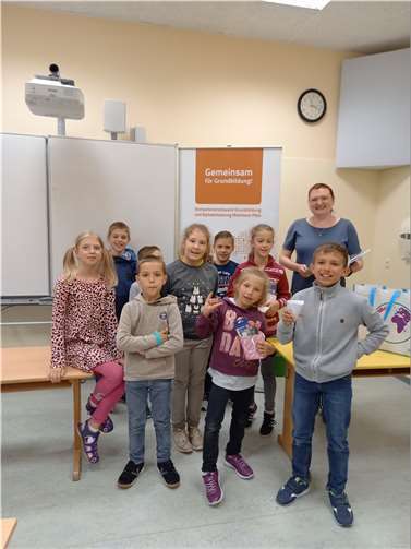 Netzwerkkoordinatorin Julia Gorte, selbst Ukrainerin, hat den neun ukrainischen Kindern der Grundschule „Lustige Geschichten“ von Nikolaj Nosov vorgelesen. Quelle: KreisVolkshochschule Neuwied e.V.