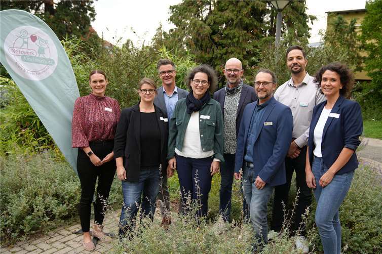 Netzwerkkoordinatorinnen Laura Rockenfeller (links) und Franziska Klein (rechts) mit (von links nach rechts) der Vortragenden Anke Wagner, Bürgermeister Peter Jung, Heidemarie Steffl vom Landesjugendamt, sowie den Kollegen von Stadt und Kreis: Harald Schwers, Uwe Kugler und Sammy Labidi.Foto: Melanie Lange