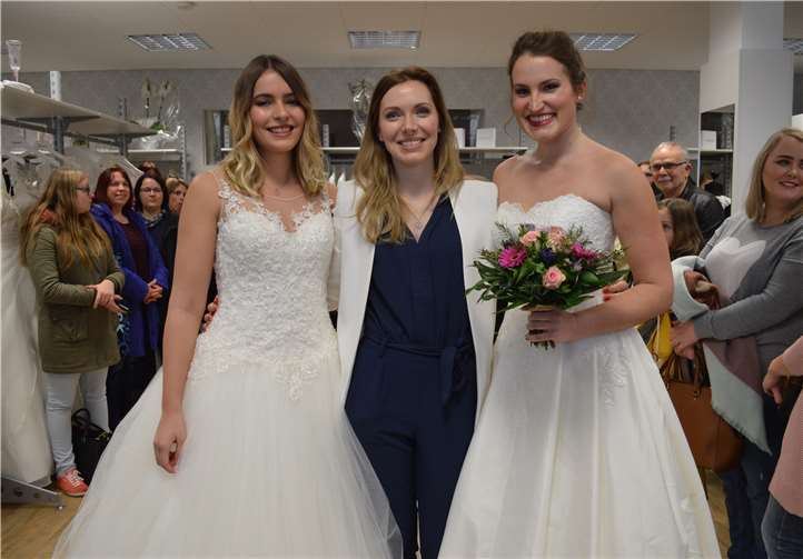 Neu-Geschäftsfrau Sabrina Ingendahl mit ihren Freundinnen Franzi und Laura, die bei der Modenschau zur Geschäftseröffnung traumhafte Kreationen vorführten.  AB