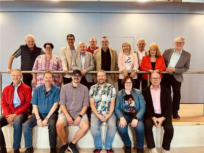 Neu gewähltes Präsidium: (hinten v.l.) Erwin Barabosch (Beisitzer Präsidium), Corinna Kirchhöfer (Bezirksrevisorin), Oliver Kohl (Beisitzer Präsidium), Rudi Frick (Präsident des Präsidiums), Patrick Geis (Beisitzer Präsidium), Toni Bündgen (Stellv. Präsident), Katharina Monteith (Beisitzerin Präsidium), Alfred Schiefer (Beisitzer Präsidium), Ursula Orth (Stellv. Präsidentin) und Hans Herbert Rolvien (Beisitzer Präsidium). (vorne v.l.)Karsten Walter (Bezirksrevisor), Achim Hopfenmüller (Beisitzer Präsidium), Christian Wild (Vereinsgericht), Alexander Daun (Beisitzer Präsidium), Helmi Hasselbach (Bezirksrevisorin), Arno Jacobi (Beisitzer Präsidium). Foto: Frauke Heyer/AWO Rheinland