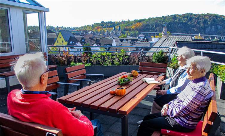 Neu im Außenbereich des Seniorenzentrums Marienstift: seniorengerechte und designorientierte Möbel.Foto: privat